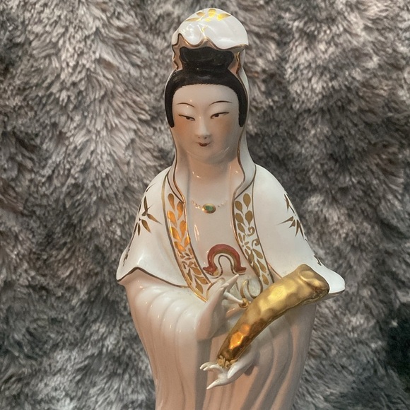 Elegant Porcelain Figurine with Gold Accents - Picture 16 of 16